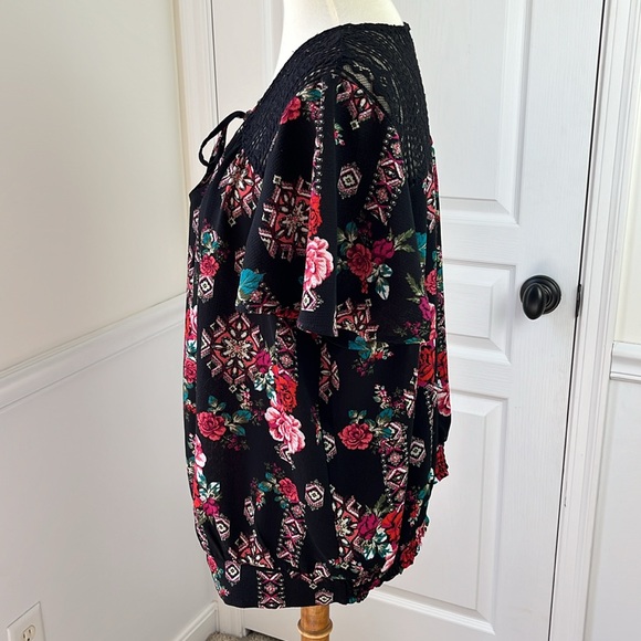 C Floral Blouse with Lace Detailing - Picture 5 of 11